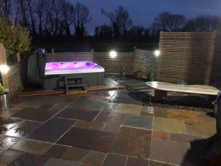 Vila Moors Wood Relaxing ,Tranquil Retreat With Hot Tub Chippenham  Exteriér fotografie